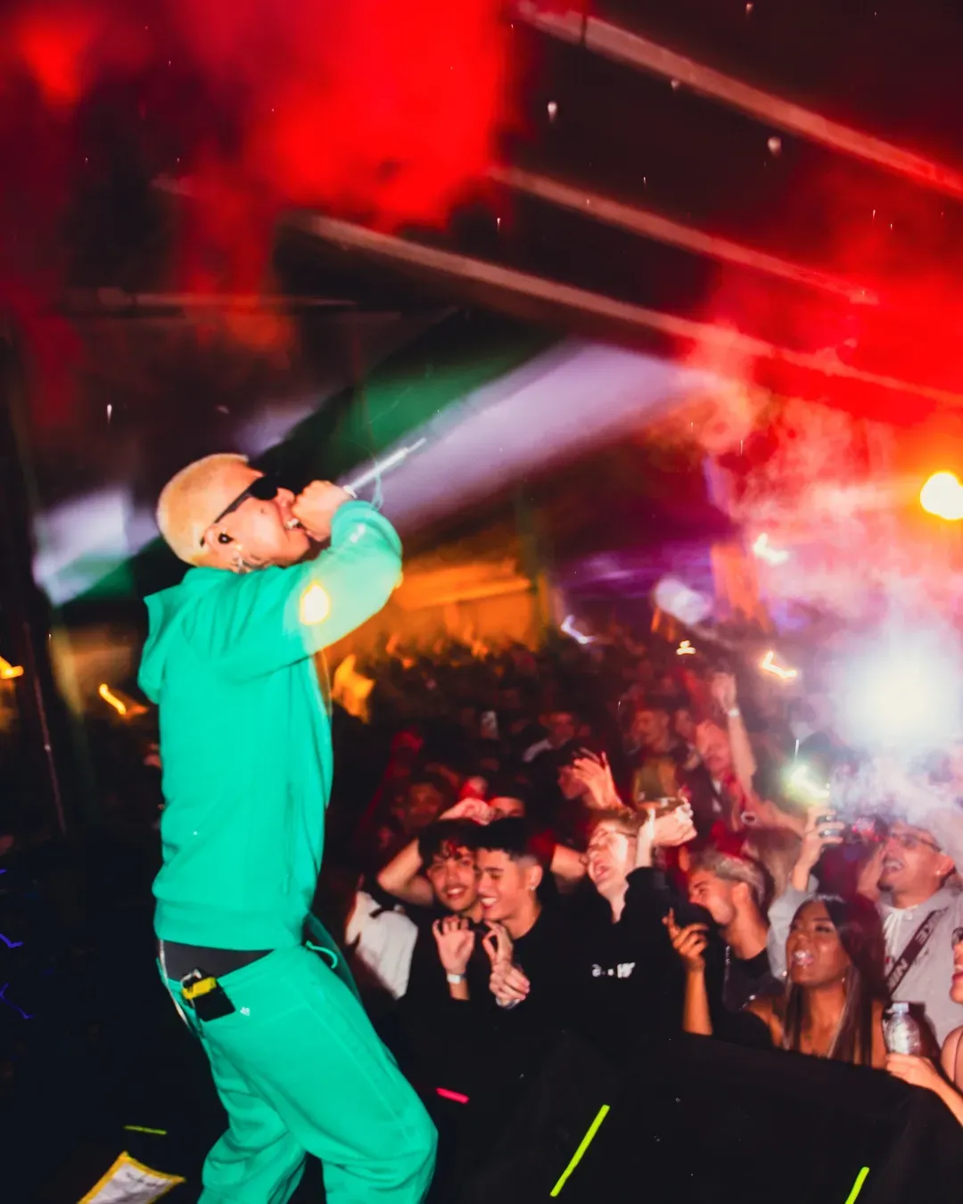 Show ao vivo com luzes vermelhas e verdes